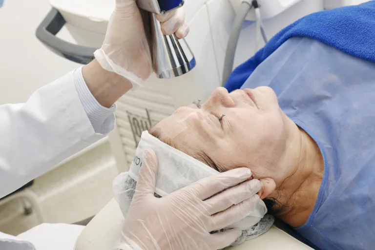 Tratamiento de rejuvenecimiento con láser Erbio facial